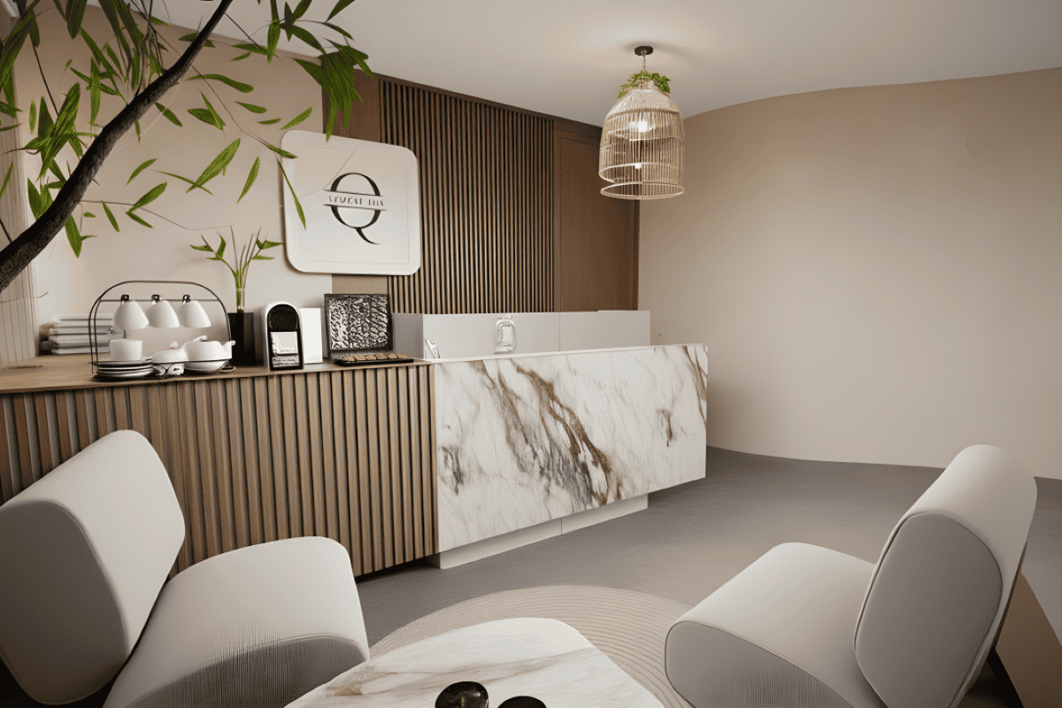 Japandi stílusú recepció márvány pulttal, fa lemellákkal, rattan lámpával és a Qwell SPA logóval barna és fehér színekben